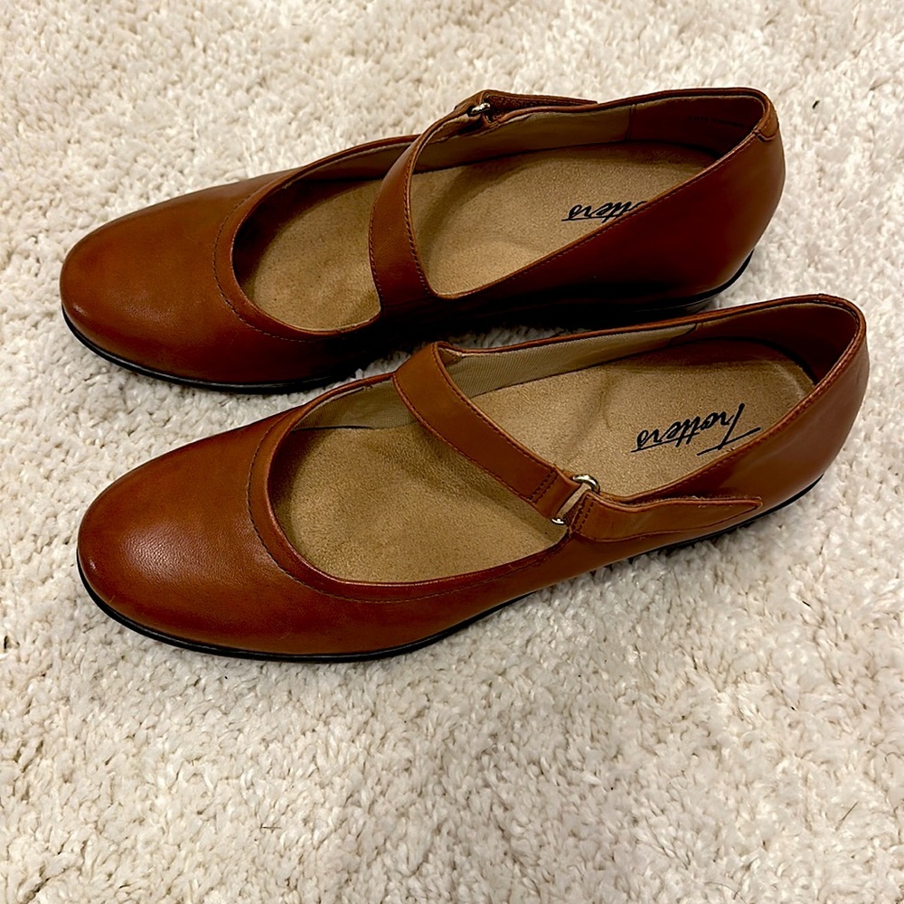 Trotters Women’s side buckle dress shoe